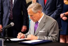 Guvernér Texasu půjde před soud kvůli migrantům Texasu