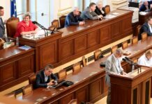 Poslanci schválili změny u výplaty důchodů. Jednali tři dny duchodu