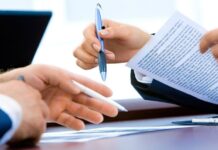 Dodavatelé energií zlevňují tarify. Lidé fixují ceny na rok i tři energii