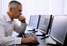 Koruna dál oslabuje. Včera se dostala na dohled 24,55 za euro koruna