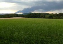 Na Příbramsku hoří hromady plastů. Kouř je vidět daleko plastu