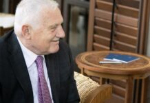 Žijeme tu mezi malými dětmi, řekl Klaus na Země živitelce Klaus