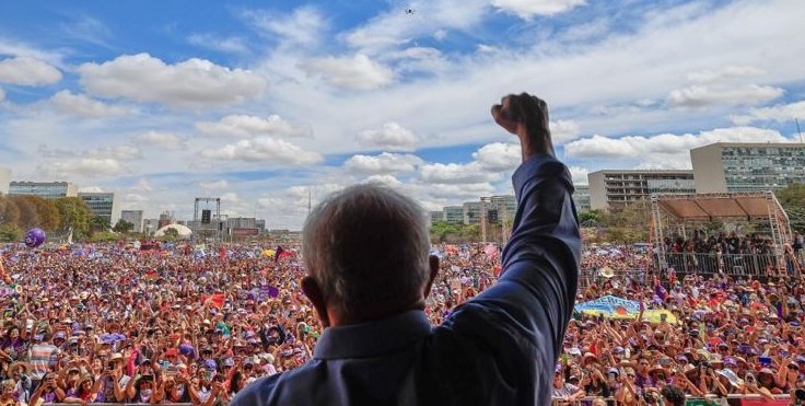 Brazilský prezident Lula zdraví své příznivce. / Foto: Partido dos Trabalhadores