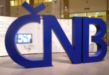 Oslabování koruny začalo, oznámila centrální banka koruny