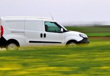 Kurýři jezdí tam a sem. Často něco poničí. Potíž je, když to zapřou kuryri