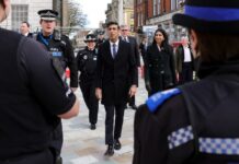 V Británii přidají učitelům, policistům, vojákům i zdravotníkům V_britanii