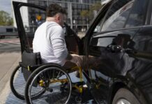 Vláda Petra Fialy sebere postiženým vratku DPH na auta postizenym