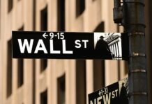 Anketa: Korekce na trzích je pryč, ale potíž s inflací nadále trvá trzich