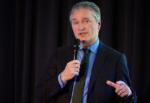 Mít euro je jen další malý krok, říká asset manažer John O’Toole euro