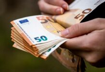 EU schválila další peníze Ukrajině. Ale chce je i „přezkoumávat“ Nikoli 50 eur, jak je na obrátku, ale 50 miliard eur vyčlenily unijní státy aktuálně na pomoc válkou zmítané Ukrajině. Další peníze na Ukrajinu přicházejí z rozpočtů jednotlivých unijních států, ale i zemí mimo EU. Nejasno je aktuálně kolem výše podpory Spojených států, dosud největšího podporovatele Ukrajiny. / Foto: Freepik.com