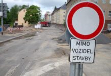 Průmysl i obchodní bilanci táhnou auta. Stavebnictví netáhne nic prumysl