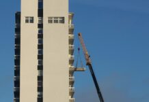 Byty jsou drahé a je jich málo. Zákony bytovým družstvům ale nepřejí zakony