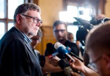 Komentář: Ministr Stanjura má prázdné prasátko. A spolu s ním i my Stanjura