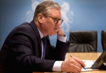 Nová britská vláda navrhla zákon, jímž se vrací zpět do lůna EU zakon