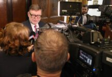 Ministerstvo financí po dvou letech opět nabídlo státní dluhopisy v euru dluhopisy