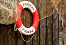 Úřady nabídly linky podpory po tragické střelbě na Filozofické fakultě strelbe