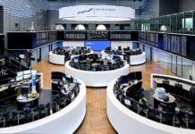 Po Americe teď prudce oslabují i evropské a asijské burzy evropske