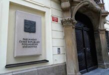 Blíží se volby. Poslanci hovoří o zvýšení příspěvku na péči na_peci