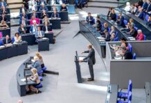 Němečtí poslanci schválili finanční balík na obranu i investice