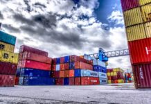 EU kopíruje Trumpa. I ona odložila platnost cel na americké zboží cel