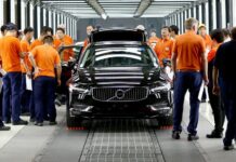 Automobilce Volvo klesají prodeje. A tak mění plány u elektroaut volvo