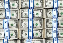 Dolar pokračuje v oslabování. Koruna naopak dál posiluje Koruna