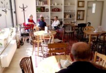 Stát v péči o seniory selhává. A tak do ní jdou privátní peníze peníze