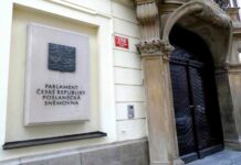 Poslanci schválili nový zákon o podpoře pro lidi v bytové nouzi zakon