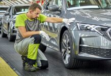 Škoda Auto vyrábí víc než loni. I tak ale český autoprůmysl ztrácí skoda