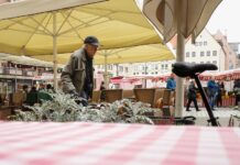 Německý důchodce by měl povinně rok pomáhat v sociálních službách duchodce