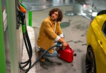 Česko dál jede na naftu a benzin z ruské ropy. To ale může i skončit Cesko