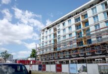 Hodnota vydaných stavebních povolení v květnu klesla o 40 % stavebnich