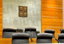 NSS řešil, zda prostitutky a prostituti platí daň z příjmů NSS