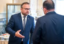 Výplata současných dávek skončí. Superdávku podmiňuje nová žádost superdavku