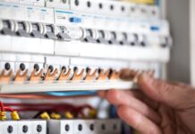 Regulovaná cena elektřiny klesne nejspíš v lednu. A to o 10 až 15 % elektriny