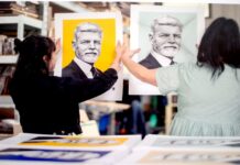 Načež část davu spustila: „Ať žije Havel!“ Druhá: „Ať žije Pavel!“ Havel