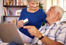 Fáma mezi seniory? Chtějí univerzální slevový průkaz, který neexistuje prukaz