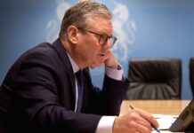 Židle pod Starmerem se zase rozkývala. Britský HDP stagnuje britsky