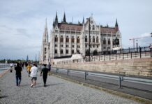 Orbán končí po 20 letech ve vedení Maďarska. Odstavil ho Magyar