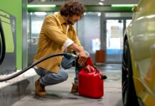 Benzin mírně zlevňuje, nafta dál zdražuje. Vláda na to reaguje nafta