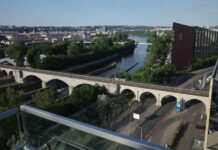 Obce a kraje drží ladem u bank 625 miliard korun. Praha v tom vyniká obce