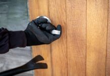 Sezona vykradačů bytů a domů je tu. Selfíčka od moře až po příjezdu, radí policie vykradacu_bytu